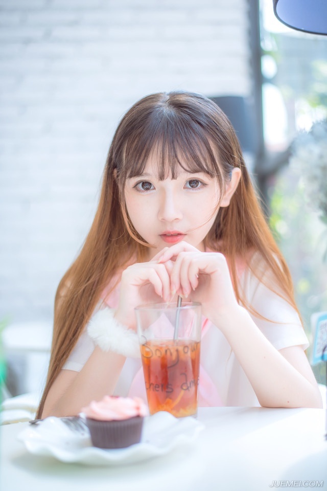 原本庞统此来，是想看看刘璝有无可能拉拢，毕竟作为这次计划的一个关键点，若能说服他来倒戈，自然再好不过，不过如今看来，刘璝虽然靠着关中行商发家，但显然将吕布当成了人傻钱多的那种，既然如此，这支军队就不能再让刘璝来管了，刘璝最重要的作用，是激起军怨，翻了张任这个死忠派的摊子，这一点，他做的很好，如今既然不愿意合作，那也可以功成身退了。